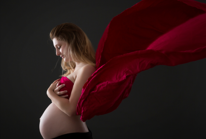 Studio Grand Angle 50 photographe professionnel grossesse - photo couleur - femme enceinte seule - photo originale @Christophe Roisnel Cherbourg Equeurdreville Normandie