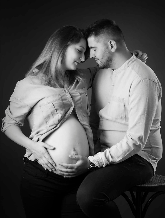 Studio Grand Angle - photographe grossesse cherbourg - photo noir et blanc couple @christophe roisnel cotentin normandie