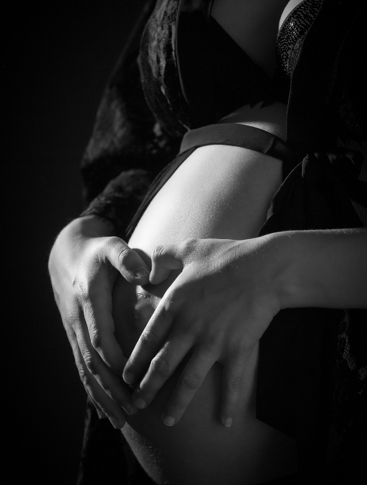 Studio Grand Angle - photographe grossesse - noir et blanc - femme enceinte lingerie - @christophe roisnel normandie cherbourg