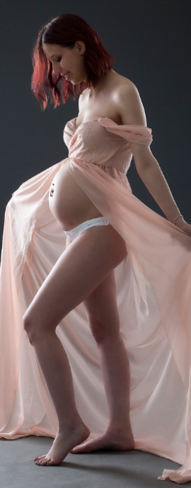 Studio Grand Angle - photographe grossesse - portrait photo couleur - femme enceinte - @christophe roisnel normandie cherbourg