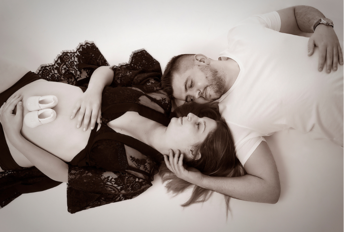 Studio Grand Angle photographe professionnel grossesse couple - photo en noir et blanc femme enceinte @christophe roisnel Cherbourg Equeurdreville Normandie