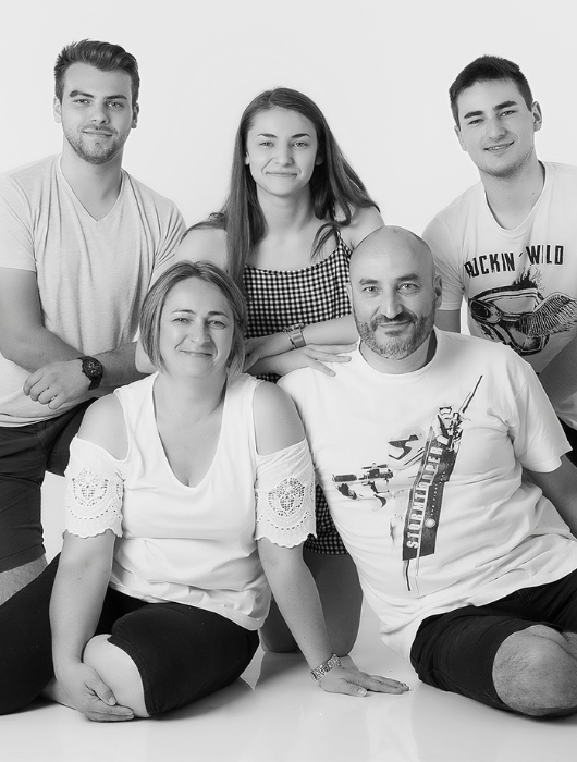 Studio Grand Angle - photographe professionnel portrait famille - noir et blanc @Chrsitophe Roisnel Cherbourg Equeurdreville Cotentin Normandie Valognes les Pieux
