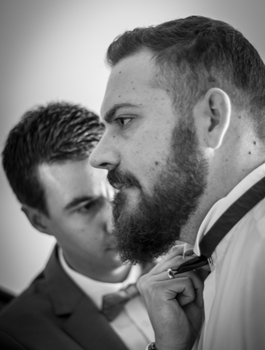 Studio Grand Angle photographe professionnel - préparatifs mariage - marié cravate - photo noir et blanc @Christophe Roisnel Cherbourg Equeurdreville Cotentin Normandie Manche.png