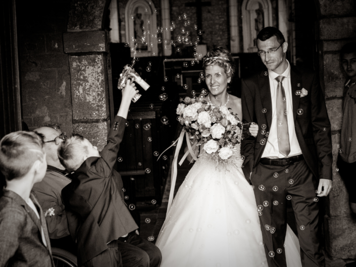Studio Grand Angle - photographe professionnel reportage mariage - cérémonie religeuse sortie des mariés eglise photo noir et blanc @christophe roisnel Cherbourg, equeurdreville les pieux valognes