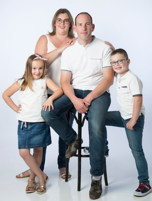Studio photo Grand Angle - portrait photo famille - couple avec enfants- photo couleur - studio @Christophe Roisnel - Photographe professionnel Cotentin Normandie Equeurdreville Cherbourg