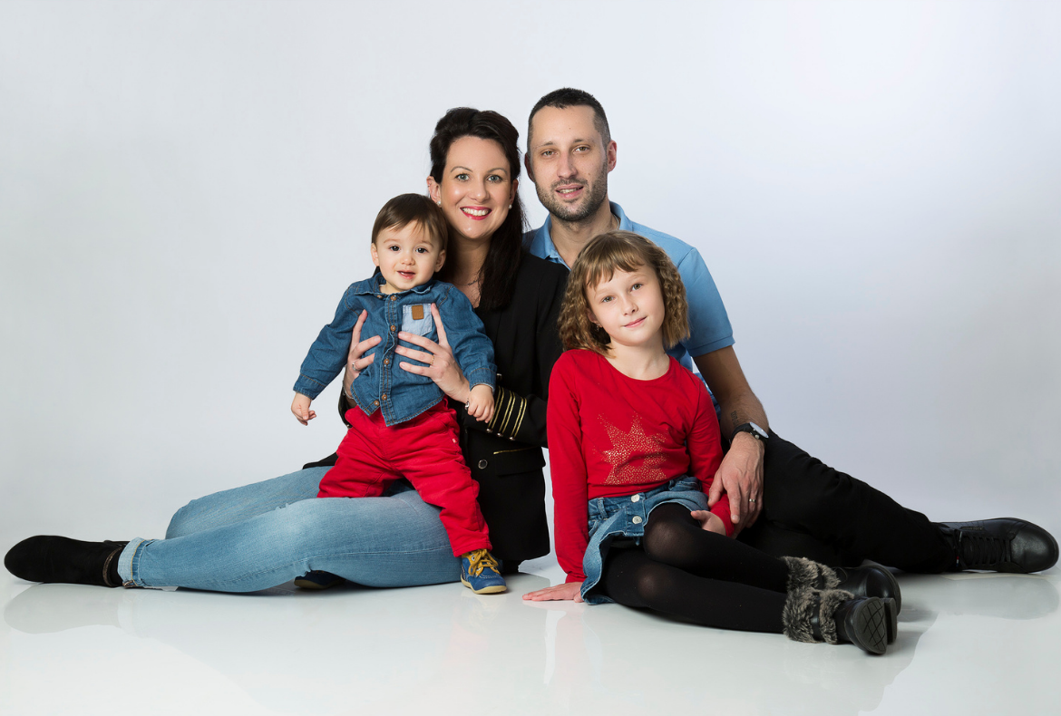 Studio photo Grand Angle - portrait séance photo famille - couple avec enfants - photo en couleur - studio @Christophe Roisnel - Photographe professionnel Cotentin Normandie Equeurdreville Cherbourg
