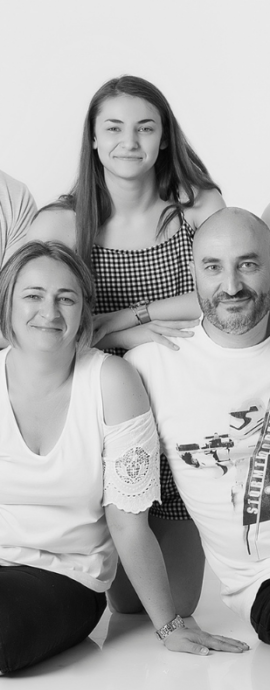 Studio photo Grand Angle - portrait séance photo famille - couple avec enfants- photo noir et blanc - studio @Christophe Roisnel - Photographe professionnel Cotentin Normandie Equeurdreville Cherbourg