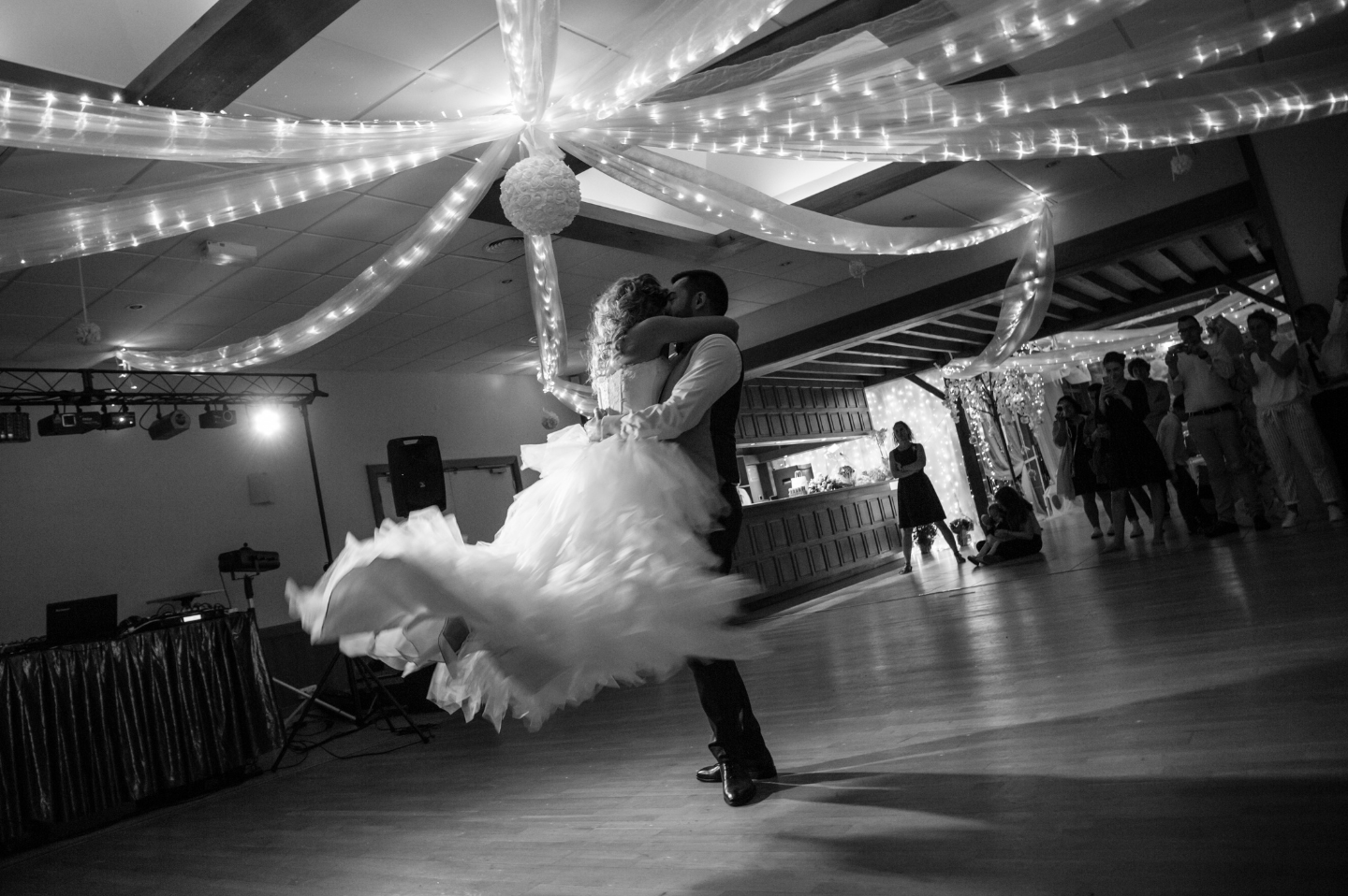 studio grand angle - photographe professionnel mariage - soirée - ouverture de bal mariés danse @christophe roisnel - cherbourg - equeurdreville - valognes - les pieux - normandie - cotentin - manche
